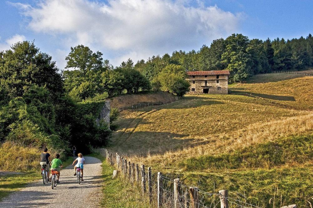 ciclistas por la Vía Verde del Plazaola